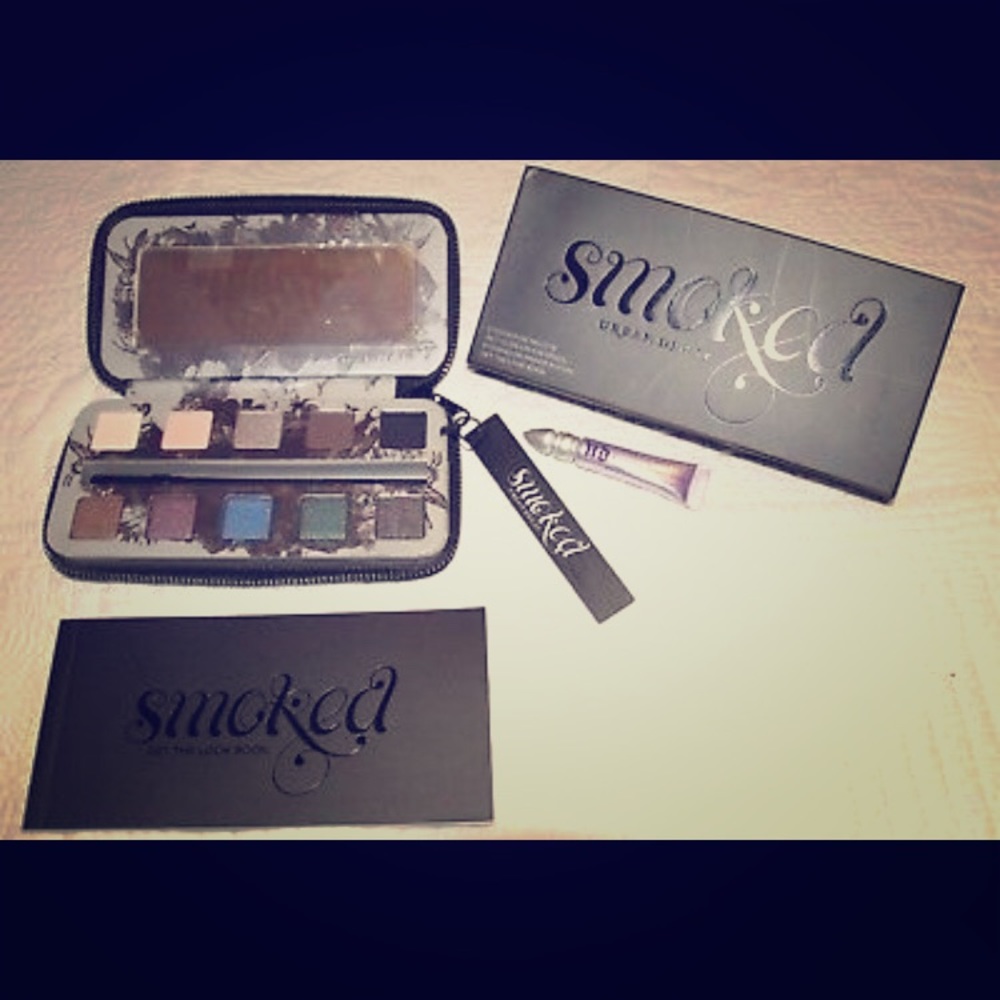 Urban Decay SMOKED
Eyeshadow Palette